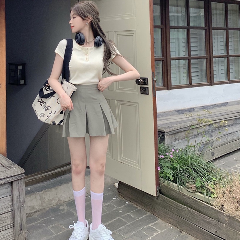 Áo thun croptop ôm body- chân váy cạp cao xếp li to
