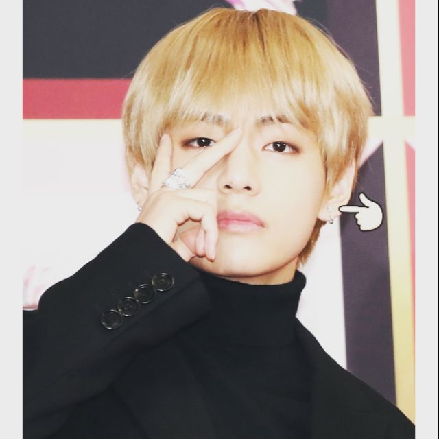 Khuyên tai đính đá pha lê V BTS