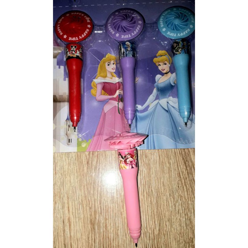 Một chiếc bút và con quay xoay xả stress bằng nhựa