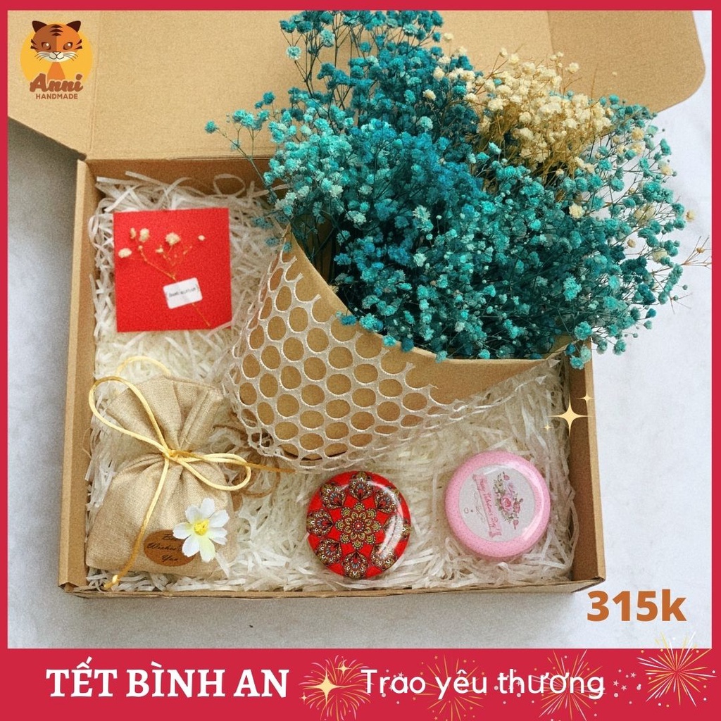 Hộp quà Tết cao cấp gồm bó hoa Tết baby khô, nến thơm handmade và túi thơm Lavender Anni Handmade
