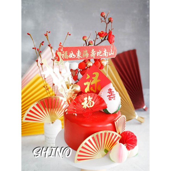 Quạt đỏ trang trí tết