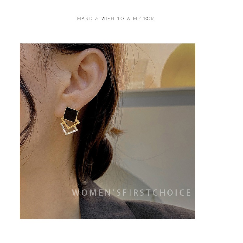 Bông tai nhỏ nhắn đơn giản với màu đen phong cách thanh lịch