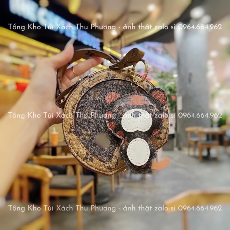 Túi cốp đeo chéo dáng tròn hoạ tiết hoa eo vỳ - tặng kèm gấu treo không vừa điện thoại (ảnh thật shop chụp)