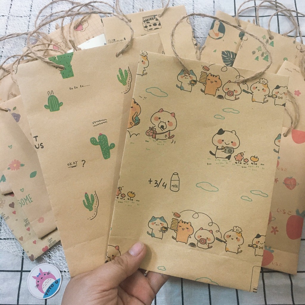 Túi giấy vintage kraft họa tiết có quai xinh xắn 19 x 13 x 5cm (mẫu ngẫu nhiên)