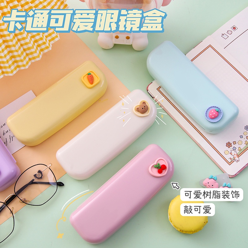 Hộp đựng kính, kiểu dáng trẻ trung, chất liệu nhựa cao cấp giúp bảo vệ kính không bị xước