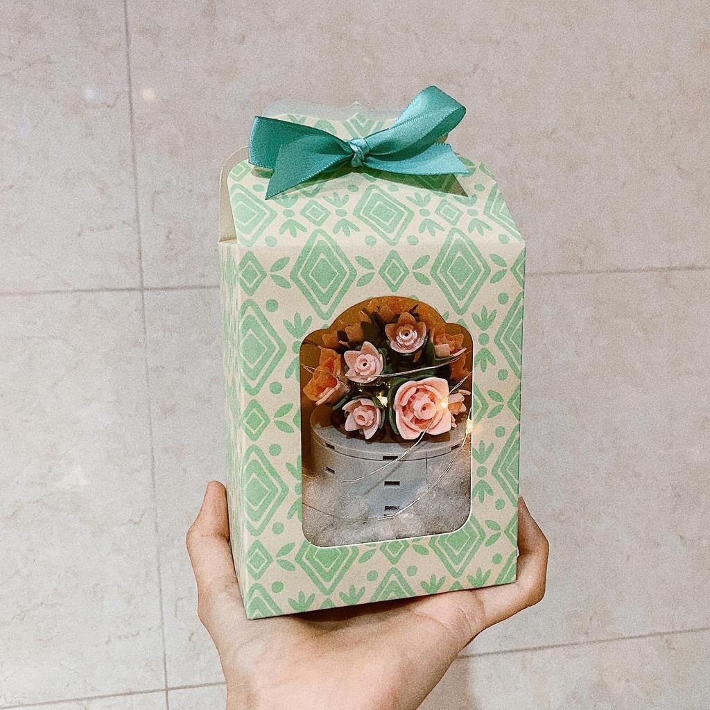 Hộp quà khoét lỗ đứng 10x7x12cm hình xương rồng, hoa văn xanh, họa tiết đen trắng