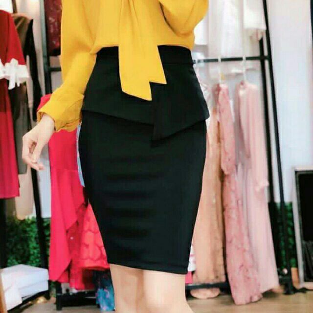 CHÂN VÁY BÚT CHÌ vạt cách điệu.