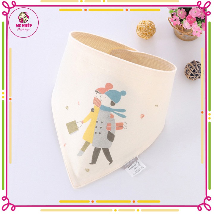 Khăn yếm tam giác giữ ấm cổ siêu mềm mịn, dày dặn, cúc bấm phía sau tiện lợi, có họa tiết tình cảm gia đình đáng yêu | BigBuy360 - bigbuy360.vn