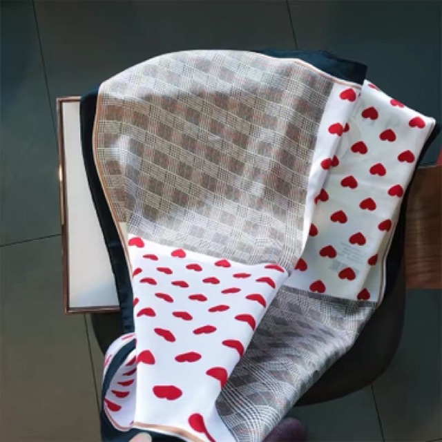 Khăn turban lụa vuông size 70x70cm in hình trái tim