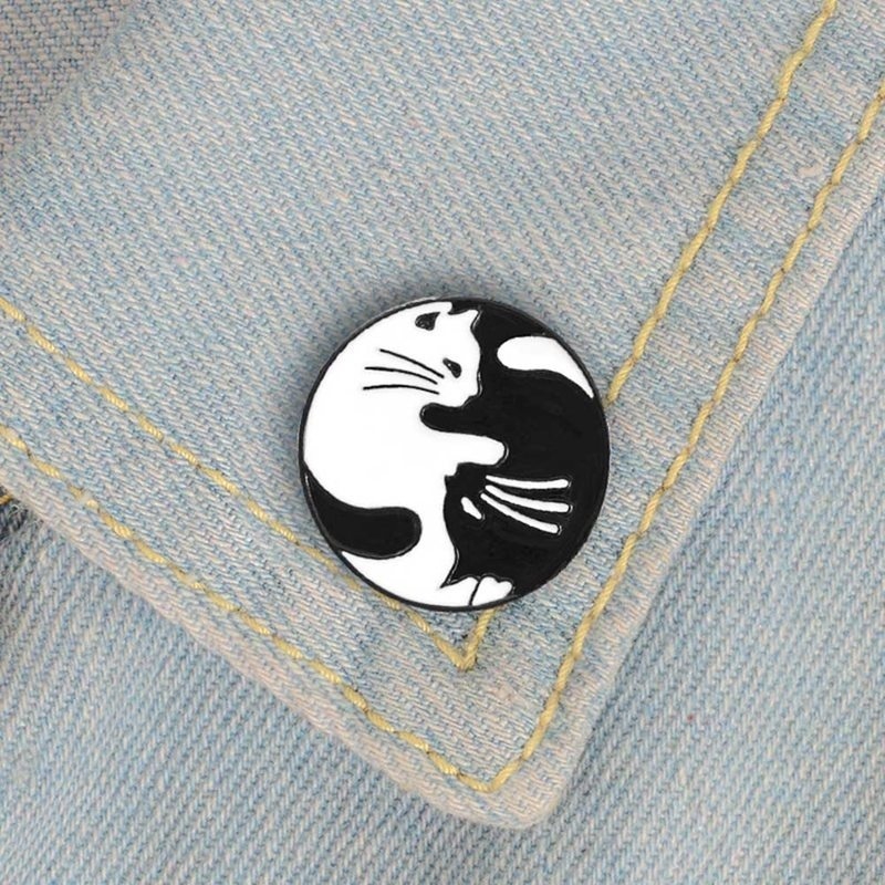 Trâm cài áo hình chú mèo đen trắng dùng trang trí quần áo tiện lợi