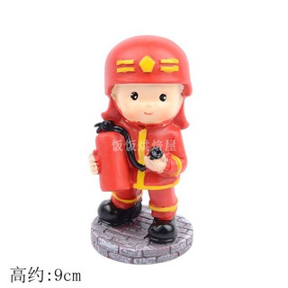 tượng trang trí hình chú lính cứu hỏa cầm bình cứu hỏa cute