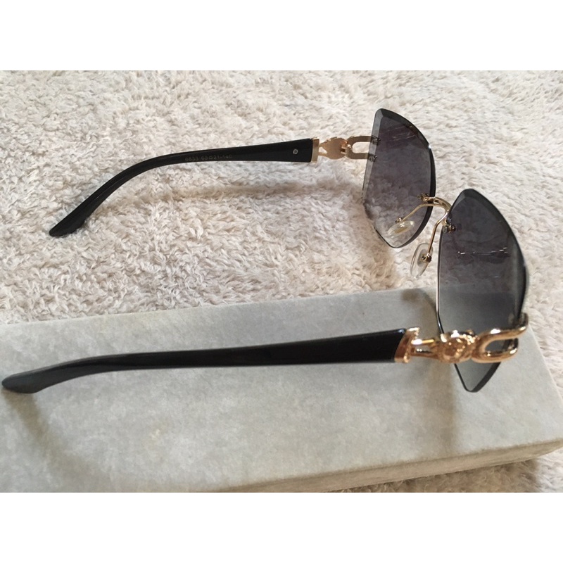 Mắt kính mát logo Versace