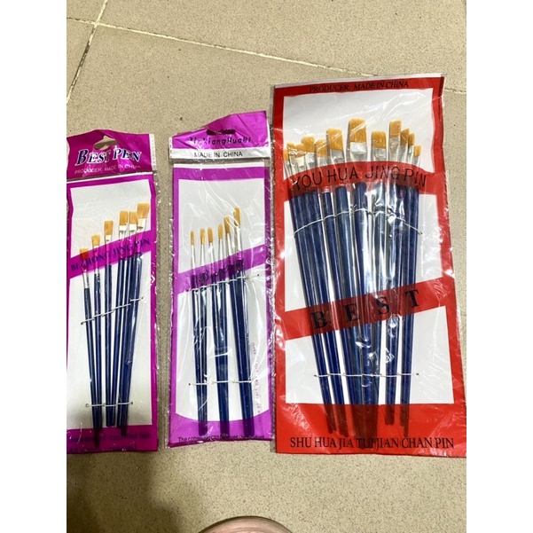 0vỉ 12 và6  cây cọ vẽ màu nước ,bút lông tô tượng thân nhỏ.