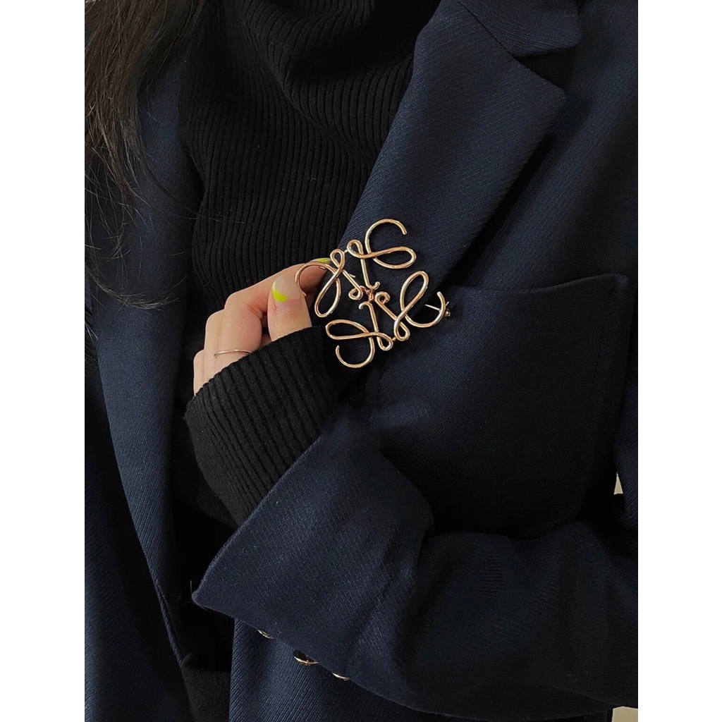 Ghim CàI ÁO HìNh logo L0EWE Anagram