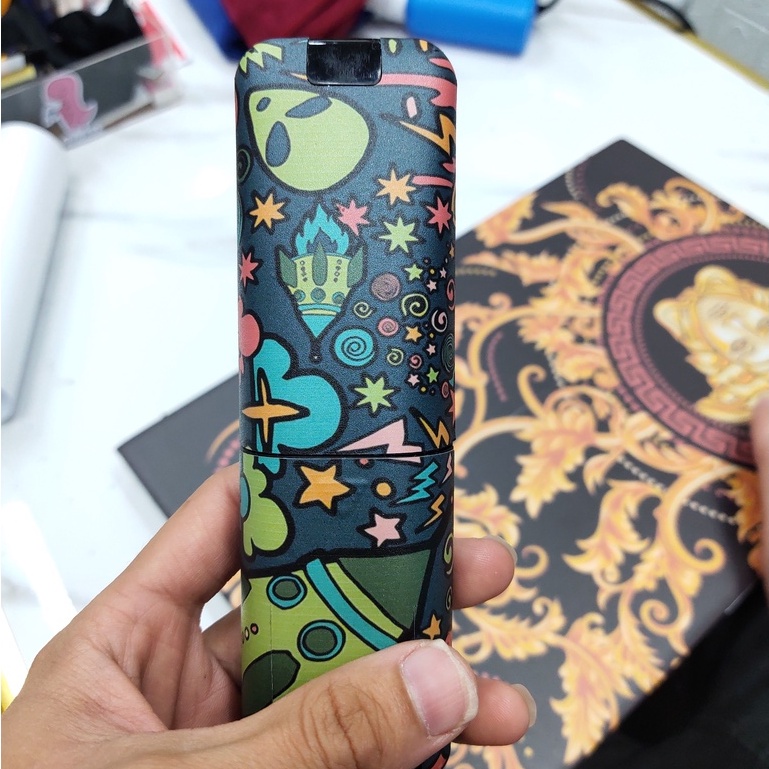 Skin dán điều khiển FPT TV 4K FX6, Play Box+, Box S mẫu stickerbomb stic234