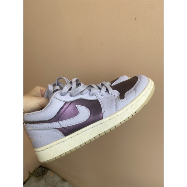 Thanh lý đôi giày sneaker Jordan low 1