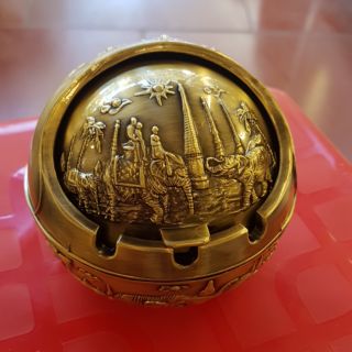 Gạt tàn thuốc lá có nắp tiện dụng