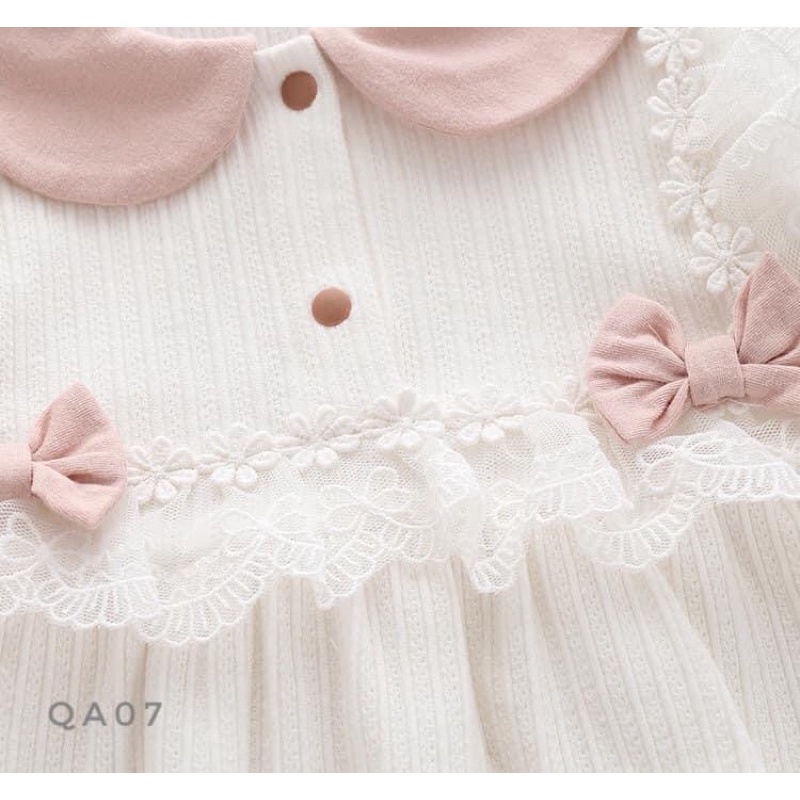 Body váy trắng kèm mũ nơ hồng tiểu thư - QA07