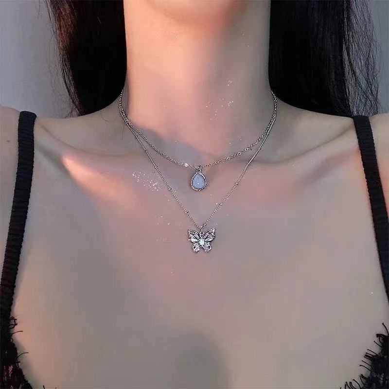 Vòng cổ thép titan phối mặt hình bướm và đá zircon xanh lam nhạt nhân tạo duyên dáng thời trang