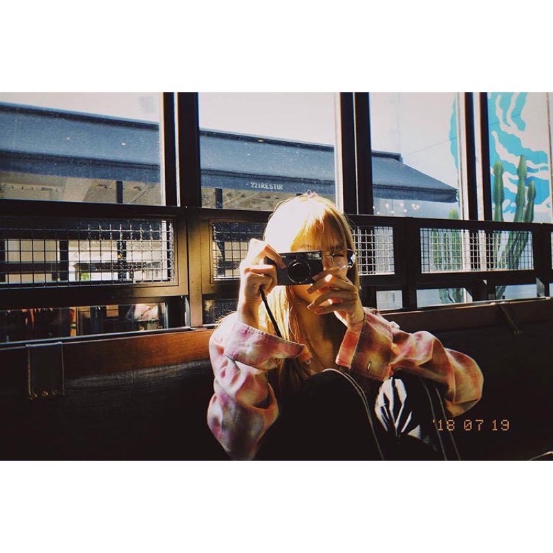 Áo sơmi kẻ caro hồng Jungkook BTS và Lisa Blackpink