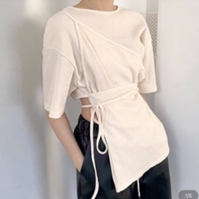 Áo xẻ tà trắng có dây chéo