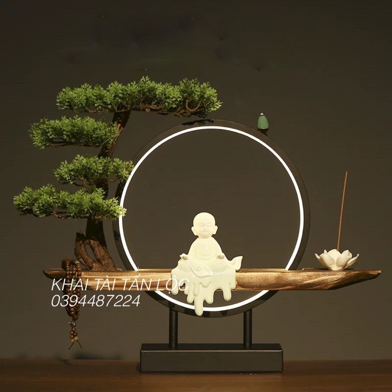 Bộ kệ gỗ cây Tùng đèn led và tượng chú tiểu ngồi xoè tay an nhiên