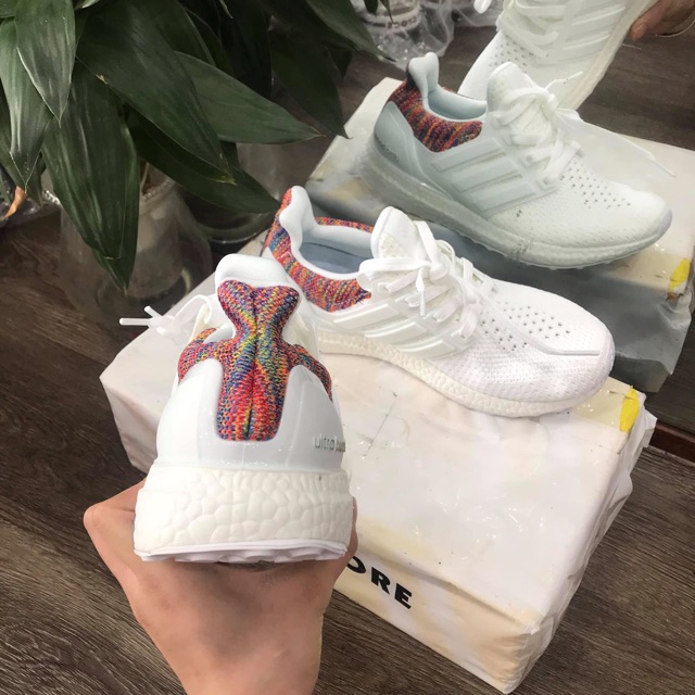 Giày thể thao ultraboost màu trắng gót thổ cẩm