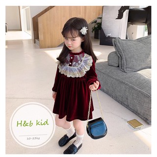 váy nhung đỏ phối cổ ren trắng