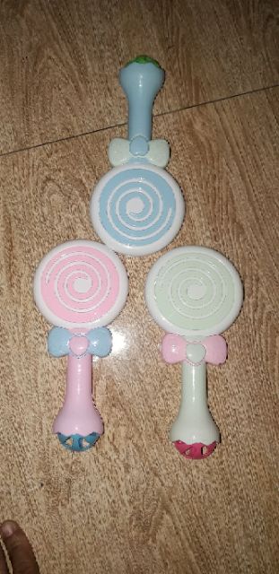 Chiếc lục lạc hình que kem bằng nhựa rất đep