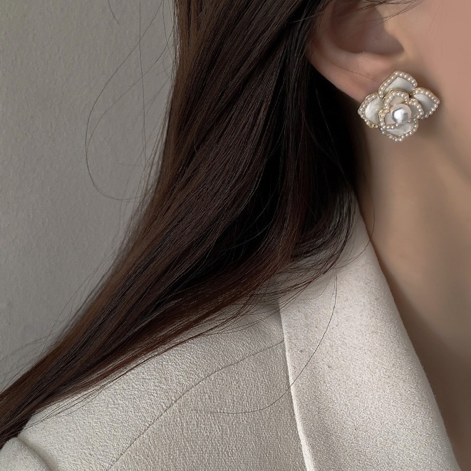 Bông tai hình hoa đính ngọc trai giả phong cách retro