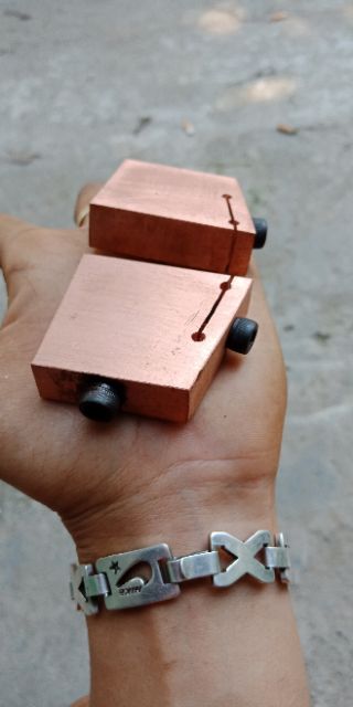 Kẹp Kim Hàn cell pin đồng đỏ kèm Đôi kim và ốc lục giác dài 5cm rộng 4cm dày 1cm