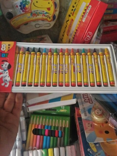 Màu sáp chó đốm dài 15k,màu Queen ngắn