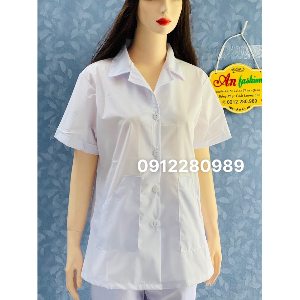 Áo Blouse Trắng Nữ Điều Dưỡng Ngắn Tay 2 túi xéo - Áo Bác Sĩ, Dược Sĩ Vải Kate _ Hình chup thật