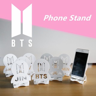 Giá đỡ điện thoại bằng gỗ khắc tên nhóm nhạc BTS