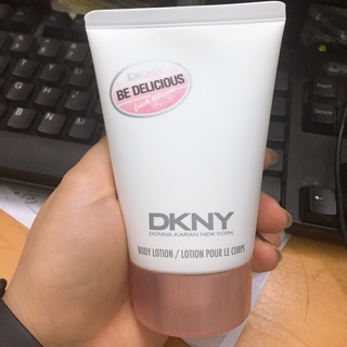 Dưỡng thể hương nước hoa DKNY TÁO HỒNG