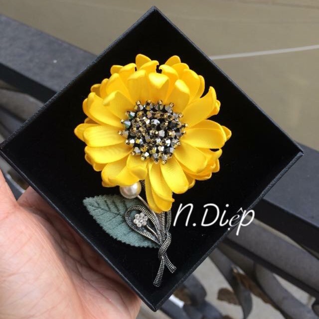 Hoa cài áo đính đá phalê cao cấp