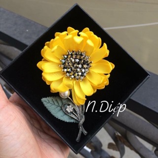 Hoa cài áo đính đá phalê cao cấp