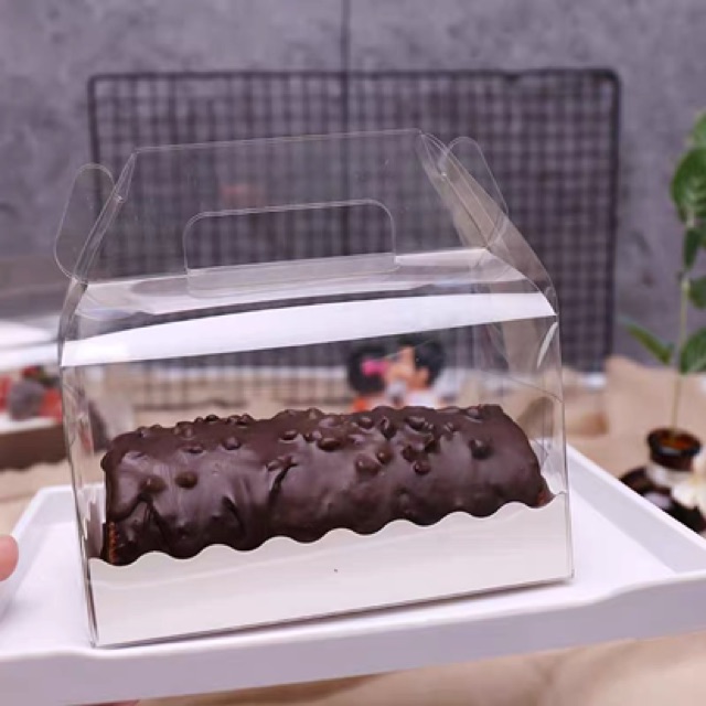 Hộp Nhựa Trong Quai Xách Đựng Bánh Bông Lan Cuộn ~ M