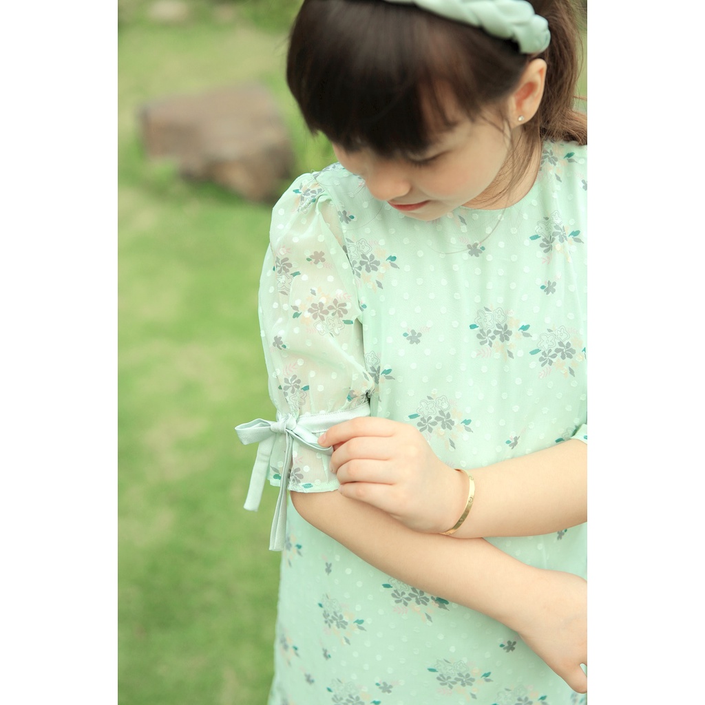 Áo dài cho bé gái BYZU kiểu áo dài cách tân 4 tà cổ tròn, chất liệu voan lụa hoa nhí