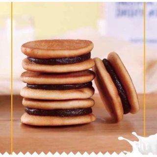 1 chiếc bánh doremon đậu đỏ
