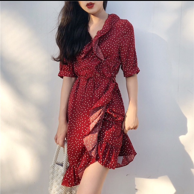 Váy chấm bi vạt chéo