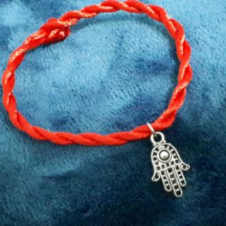Dây đeo tay charm chỉ đỏ may mắn