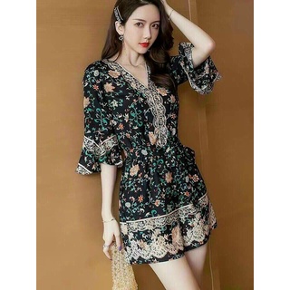 Bộ đồ bay - Jumpsuit đùi cổ V in họa tiết sang trọng