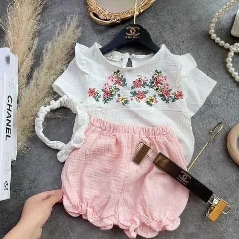 Đồ bộ trẻ em cho bé gái set 3 món áo vải đũi ngực thêu hoa quần hồng kèm Tuban cho bé JIMADO AB86521