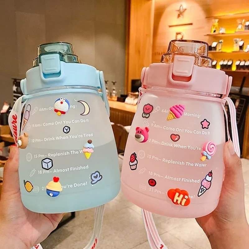 Bình Đựng Nước Uống Có Ống Hút Bằng Nhựa 1,3 Lít Kèm Dây (Có Tặng Kèm Sticker 2D) (SP200116)