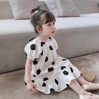 Váy chấm bi trắng