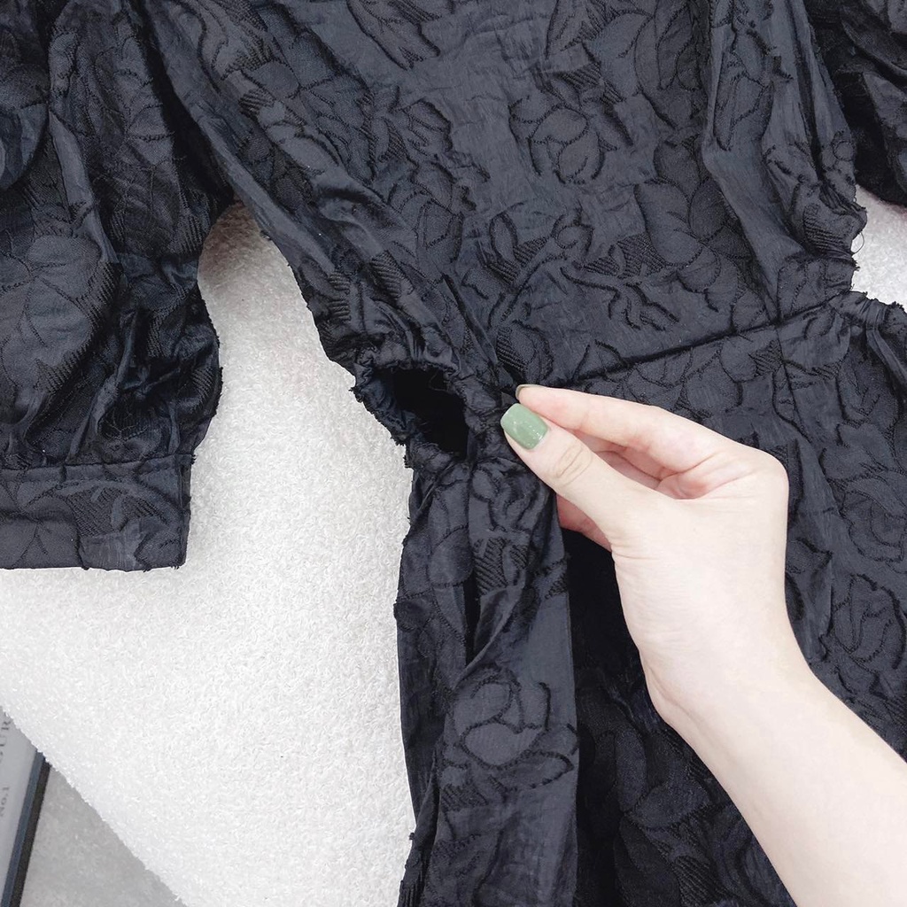 ĐẦM MIDI ĐEN XỐP HOA CỔ VUÔNG KHOÉT EO