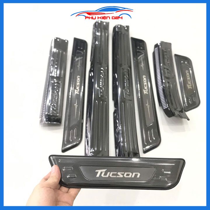 Bộ ốp bậc cửa trong ngoài nẹp bước chân Tucson 2016-2017-2018-2019 vân Titan chống trầy trang trí xe