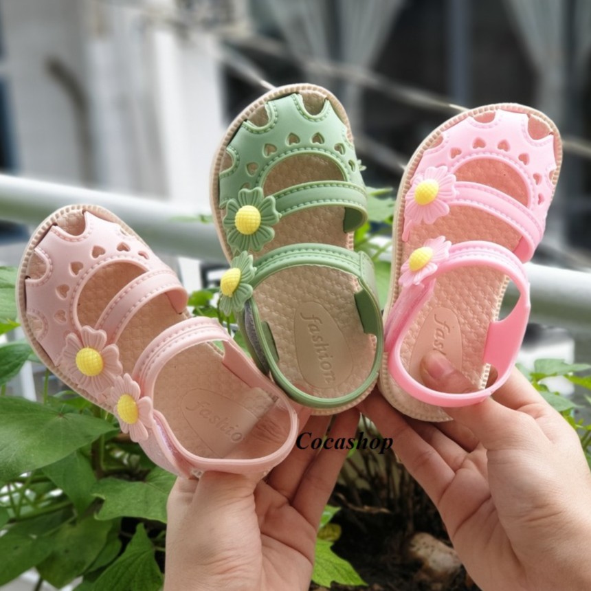 Giày sandal quai dán thoáng chân cao su mềm cho bé gái đế siêu êm chân đính hoa mai