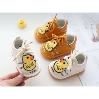Giày tập đi vịt vàng cho bé.